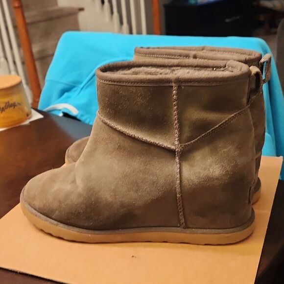 Ugg Australia Olive Green Wedge Heel Suede Ankle Boots w/ Gray Shearling Size 9 - Picture 2 of 12